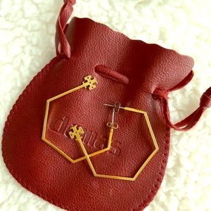 Tory Burch loop earring gold.